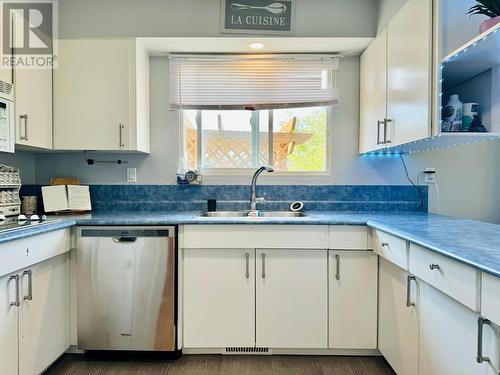 1300 2A  S Avenue, Cranbrook, BC - Indoor Photo Showing Kitchen With Double Sink