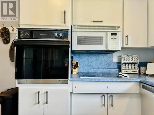 1300 2A  S Avenue, Cranbrook, BC - Indoor Photo Showing Kitchen