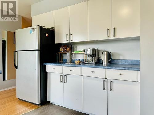 1300 2A  S Avenue, Cranbrook, BC - Indoor Photo Showing Kitchen