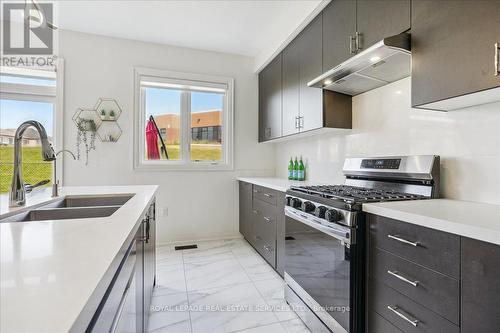 81 Granite Ridge Trail, Hamilton (Waterdown), ON - Indoor Photo Showing Kitchen With Double Sink With Upgraded Kitchen