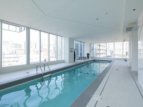 Piscine - 211-1155 Rue De La Montagne, Montréal (Ville-Marie), QC - Indoor Photo Showing Other Room With In Ground Pool