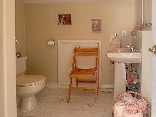 101-45 Hudsons Bay Trail, Kamloops, BC - Indoor Photo Showing Bathroom