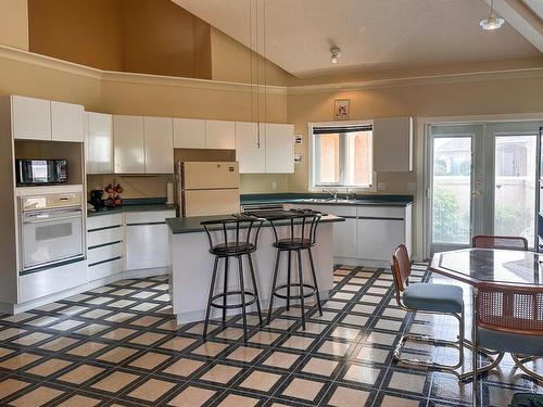 101-45 Hudsons Bay Trail, Kamloops, BC - Indoor Photo Showing Kitchen