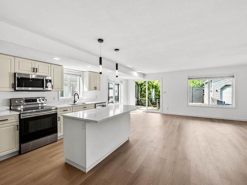 1188 Kamwood Place, Kamloops, BC - Indoor Photo Showing Kitchen With Double Sink