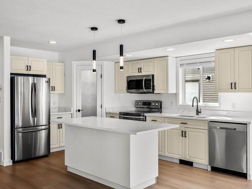 1188 Kamwood Place, Kamloops, BC - Indoor Photo Showing Kitchen With Stainless Steel Kitchen With Upgraded Kitchen