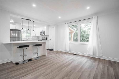 27 East 26Th Street, Hamilton, ON - Indoor Photo Showing Kitchen