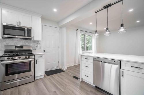 27 East 26Th Street, Hamilton, ON - Indoor Photo Showing Kitchen