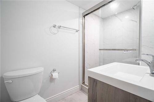 27 East 26Th Street, Hamilton, ON - Indoor Photo Showing Bathroom