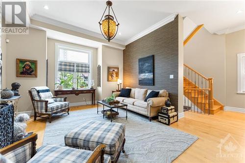 421 Laurier Avenue E, Ottawa, ON - Indoor Photo Showing Living Room