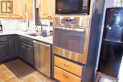 355 Centre Street, Coronach, SK - Indoor Photo Showing Kitchen With Upgraded Kitchen