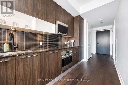 704 - 501 Adelaide Street W, Toronto (Waterfront Communities), ON - Indoor Photo Showing Kitchen With Upgraded Kitchen