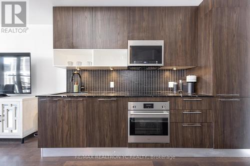 704 - 501 Adelaide Street W, Toronto (Waterfront Communities), ON - Indoor Photo Showing Kitchen With Upgraded Kitchen