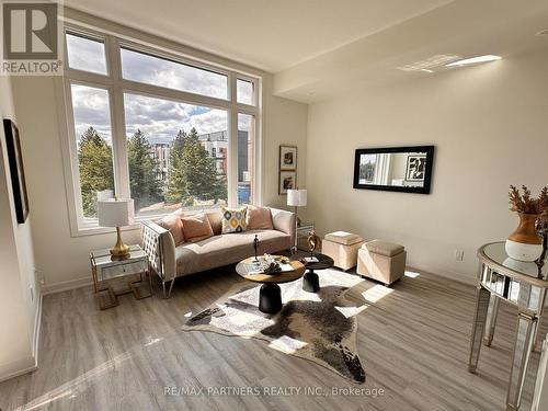 311 - 6 Steckley House Lane, Richmond Hill (Crosby), ON - Indoor Photo Showing Living Room