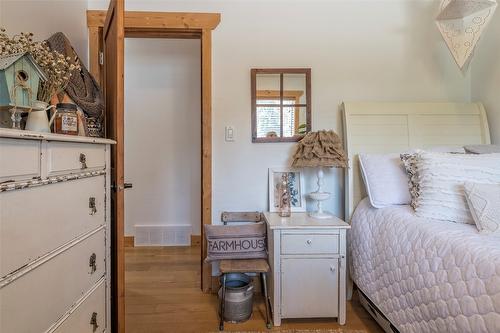 1161 Salmon River Road, Salmon Arm, BC - Indoor Photo Showing Bedroom