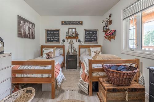 1161 Salmon River Road, Salmon Arm, BC - Indoor Photo Showing Bedroom