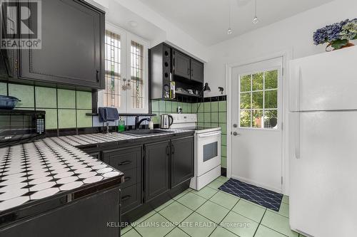 43 Strathearne Avenue, Hamilton (Homeside), ON - Indoor Photo Showing Kitchen