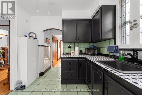 43 Strathearne Avenue, Hamilton (Homeside), ON - Indoor Photo Showing Kitchen