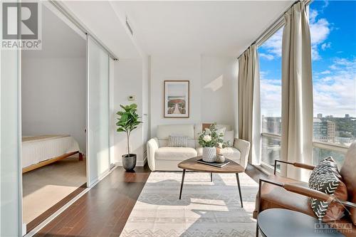 Airy and light filled space - 201 Parkdale Avenue Unit#1204, Ottawa, ON - Indoor Photo Showing Living Room