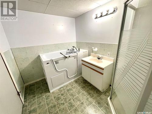 3 Lakeview Place, Jackfish Lake, SK - Indoor Photo Showing Bathroom