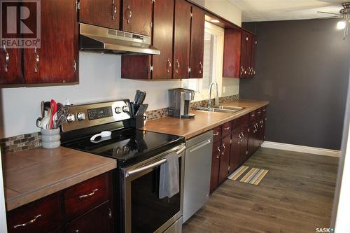 522 Upland Drive, Regina, SK - Indoor Photo Showing Kitchen With Double Sink