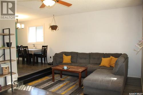 522 Upland Drive, Regina, SK - Indoor Photo Showing Living Room