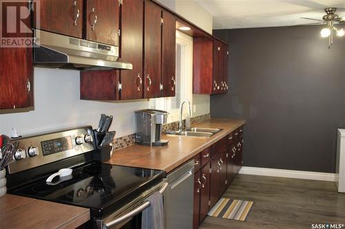 522 Upland Drive, Regina, SK - Indoor Photo Showing Kitchen With Double Sink