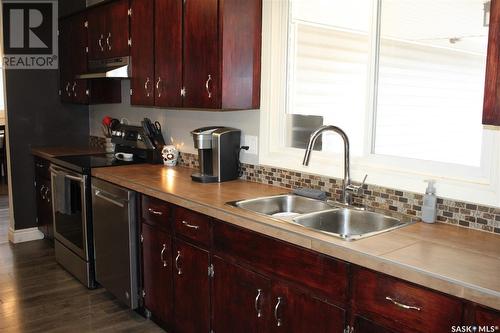 522 Upland Drive, Regina, SK - Indoor Photo Showing Kitchen With Double Sink