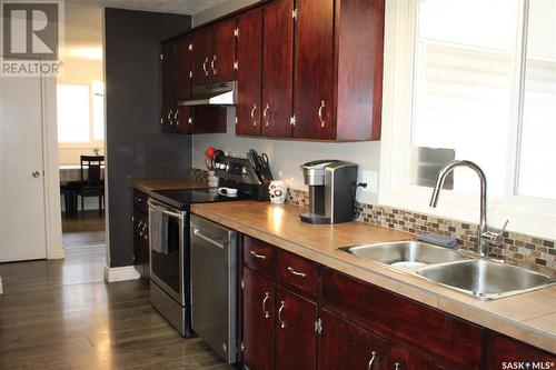 522 Upland Drive, Regina, SK - Indoor Photo Showing Kitchen With Double Sink