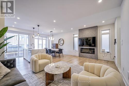 132 Hilts Drive, Richmond Hill, ON - Indoor Photo Showing Living Room