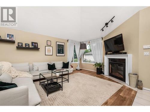 1001 30 Avenue Unit# 29, Vernon, BC - Indoor Photo Showing Living Room With Fireplace