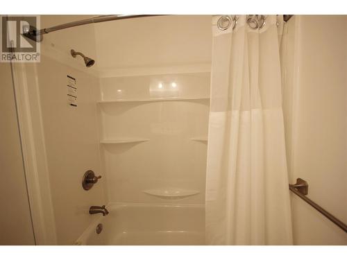 150 Skaha Place Unit# 402, Penticton, BC - Indoor Photo Showing Bathroom