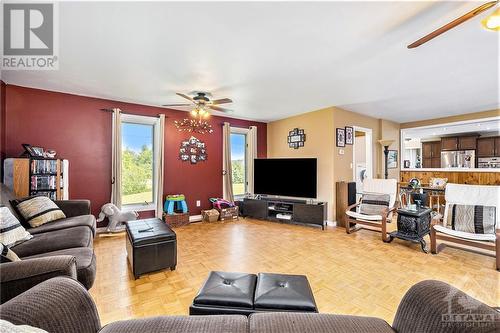 534 County Rd 1 Road, Smiths Falls, ON - Indoor Photo Showing Living Room