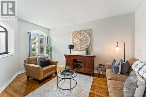 131 Cherokee Drive, Vaughan, ON - Indoor Photo Showing Living Room