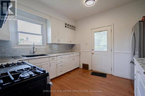 4965 Jepson Street N, Niagara Falls, ON - Indoor Photo Showing Kitchen