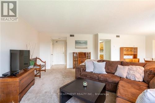 305 - 150 Wilson Street W, Hamilton (Ancaster), ON - Indoor Photo Showing Living Room