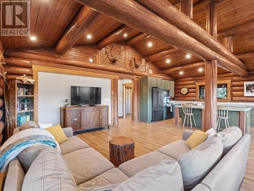 92 Lynx Lane, Whitehorse North, YT - Indoor Photo Showing Living Room