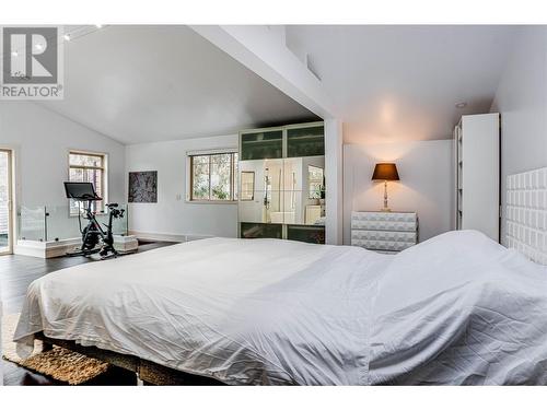 5555 Stubbs Road, Lake Country, BC - Indoor Photo Showing Bedroom