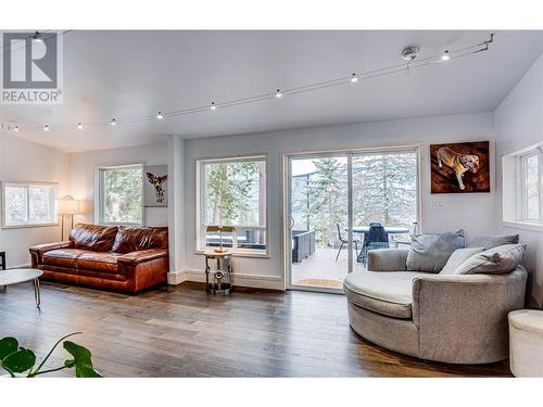 5555 Stubbs Road, Lake Country, BC - Indoor Photo Showing Living Room