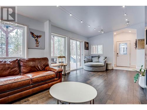 5555 Stubbs Road, Lake Country, BC - Indoor Photo Showing Living Room