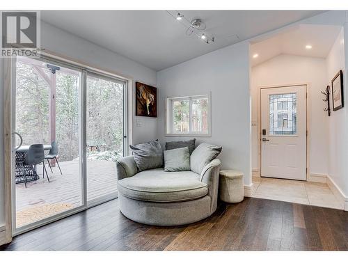 5555 Stubbs Road, Lake Country, BC - Indoor Photo Showing Living Room