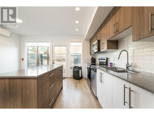 685 Boynton Place Unit# 33, Kelowna, BC - Indoor Photo Showing Kitchen With Double Sink With Upgraded Kitchen