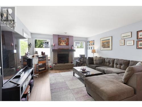 1101 Cameron Avenue Unit# 1, Kelowna, BC - Indoor Photo Showing Living Room With Fireplace