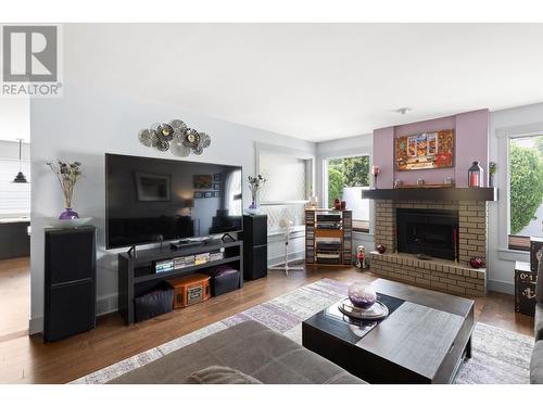 1101 Cameron Avenue Unit# 1, Kelowna, BC - Indoor Photo Showing Living Room With Fireplace