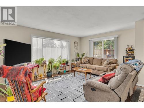 10736 Pinecrest Road, Vernon, BC - Indoor Photo Showing Living Room