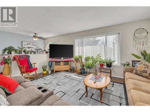 10736 Pinecrest Road, Vernon, BC - Indoor Photo Showing Living Room