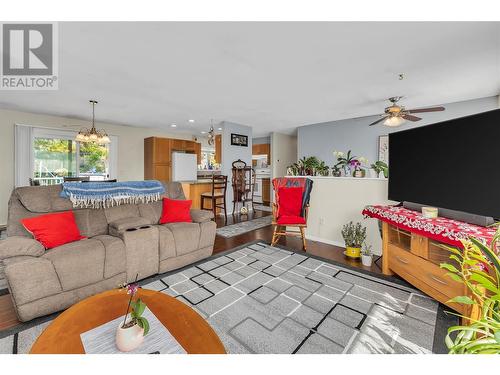 10736 Pinecrest Road, Vernon, BC - Indoor Photo Showing Living Room