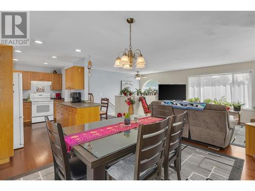 10736 Pinecrest Road, Vernon, BC - Indoor Photo Showing Dining Room