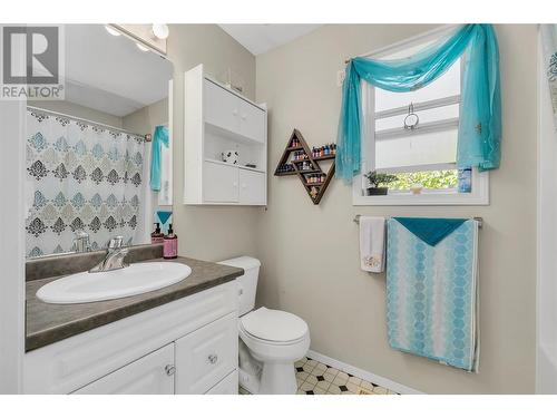 10736 Pinecrest Road, Vernon, BC - Indoor Photo Showing Bathroom