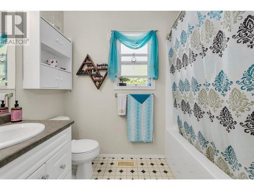 10736 Pinecrest Road, Vernon, BC - Indoor Photo Showing Bathroom