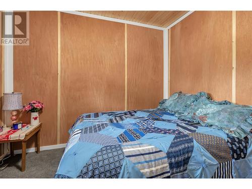 10736 Pinecrest Road, Vernon, BC - Indoor Photo Showing Bedroom